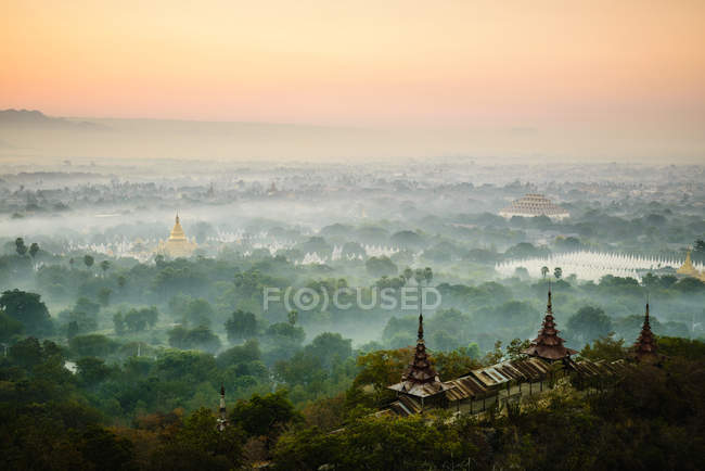 Повітряна думка древніх веж в туманний ландшафт М'янми — стокове фото