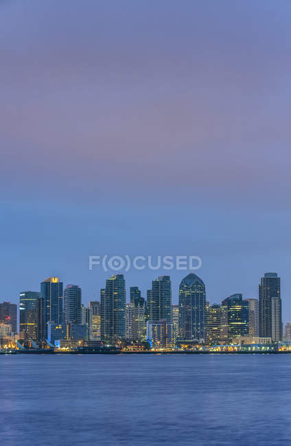 City skyline lit up at night, San Diego, California, Estados Unidos - foto de stock