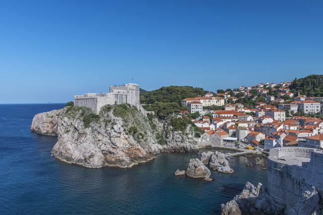 Ciudad costera en formación rocosa y ladera, Dubrovnik, Dubrovnik-Neretva, Croacia — Stock Photo