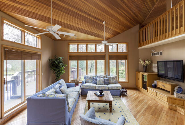 Suelo de madera y techos en sala de estar - foto de stock