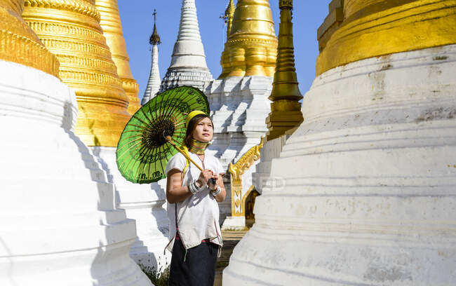 Asiatin trägt Sonnenschirm am Tempel — Stockfoto