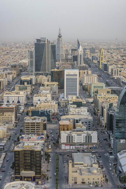 Vista aérea de edificios de paisaje urbano, Riad, Arabia Saudita - foto de stock