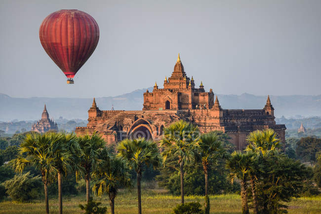 Heißluftballon fliegt über Tempel in Bagan, Myanmar — Stockfoto