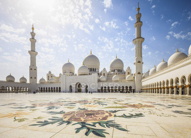Arcos ornamentados de la Gran Mezquita Sheikh Zayed, Abu Dhabi, Emiratos Árabes Unidos - foto de stock
