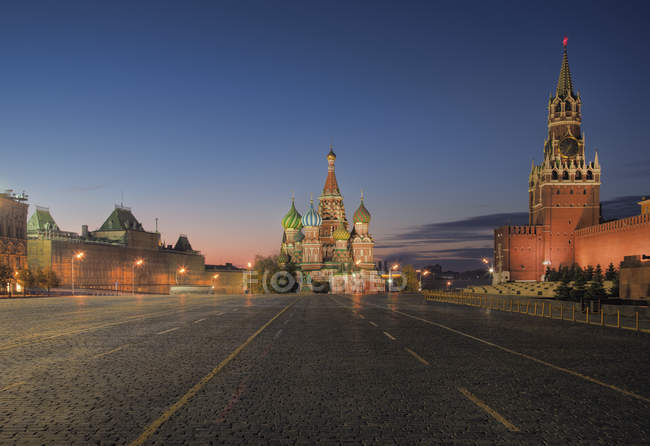 Kremlin avec la cathédrale Saint-Basile sur la Place Rouge, Moscou, Russie — Photo de stock