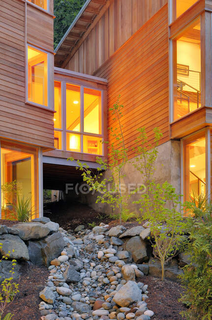 Современный дом и скальный ручей — стоковое фото