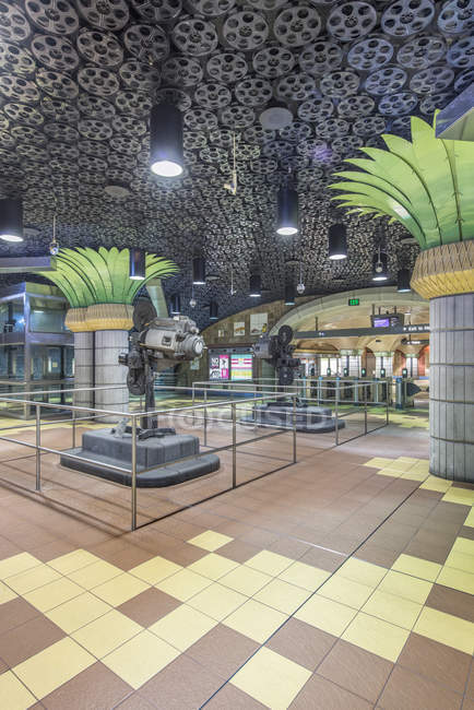 Verzierte Säulen und Filmrollen an der Decke in U-Bahn-Stationen, Los Angeles, Kalifornien, Vereinigte Staaten — Stockfoto