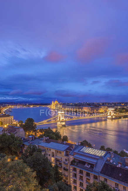 Ланцюг з висоти Ланцюгового мосту, що освітлюється вночі, Будапешт, Угорщина — стокове фото