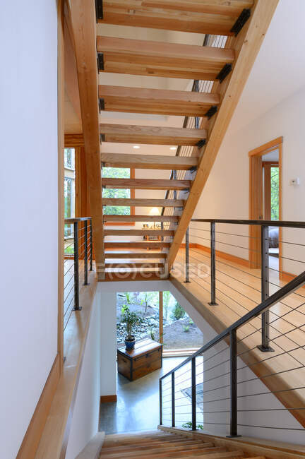 Деревянная лестница в современном доме — стоковое фото