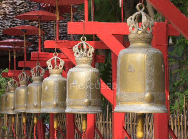 Nahaufnahme von verzierten Glocken, die außerhalb des Tempels hängen, Chiang Mai, Thailand, Asien — Stockfoto