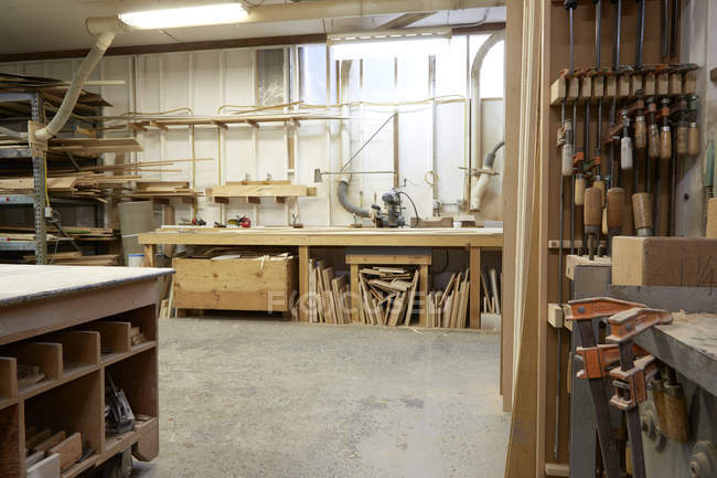 Madeira, bancadas e ferramentas no interior da oficina — Fotografia de Stock