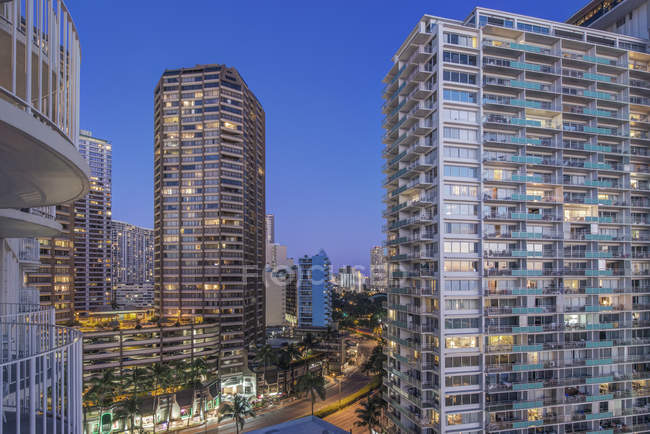 Grattacieli illuminati nel paesaggio urbano, Honolulu, Hawaii, Stati Uniti — Foto stock