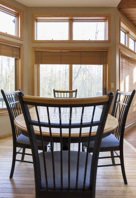 Обеденный стол и стулья — стоковое фото