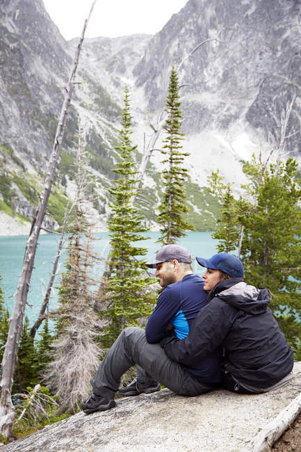 Couple admirant les montagnes et le lac isolé, Leavenworth, Washington, USA — Photo de stock