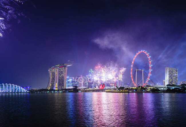 Fuochi d'artificio sullo skyline di Singapore, Singapore, Singapore — Foto stock