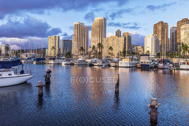 Stadtbild und Hafen in urbaner Bucht, honolulu, hawaii, vereinigte staaten — Stockfoto