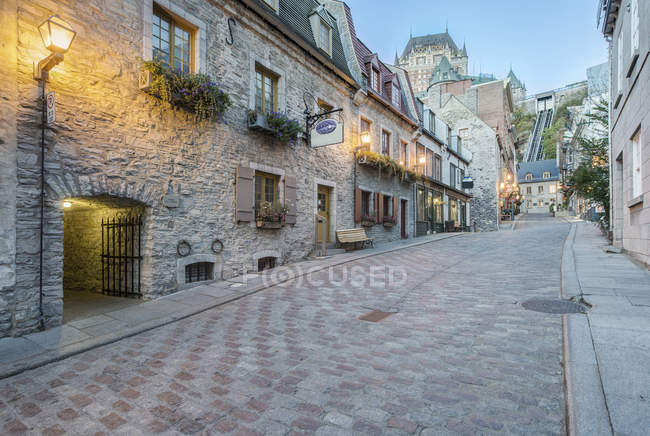 Шато Фронтенак видно зі вузької старої вулиці в місті Квебек, Канада — стокове фото