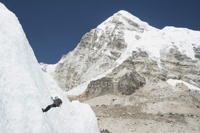 Climber using rope on mountain, Everest, Khumbu region, Nepal — Stock Photo