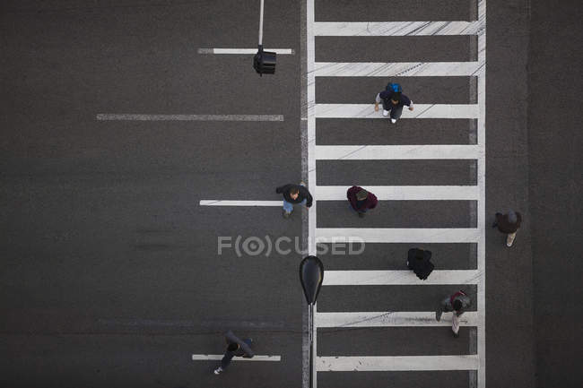 Вид пешеходов, переходящих улицу под высоким углом, Чикаго, США — стоковое фото