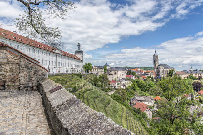 Пейзаж древней стены и традиционных домов Фана Гора, Центральная Чехия — стоковое фото