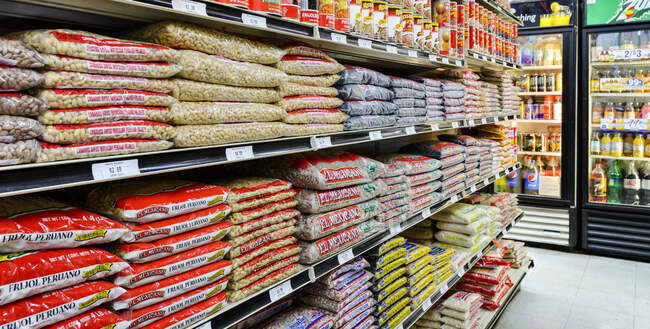 Bolsas de comida en los estantes de la tienda de comestibles - foto de stock