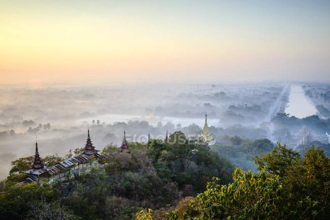 Veduta aerea di antiche torri nel paesaggio nebbioso del Myanmar — Foto stock