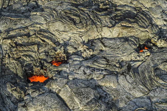 Розплавлена лава світиться біля сушеної лави на скелі великого острова, Гаваї, США — стокове фото