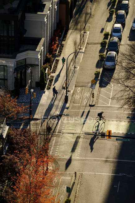 Vista ad alto angolo del ciclista all'incrocio con la città, Vancouver, Canada — Foto stock