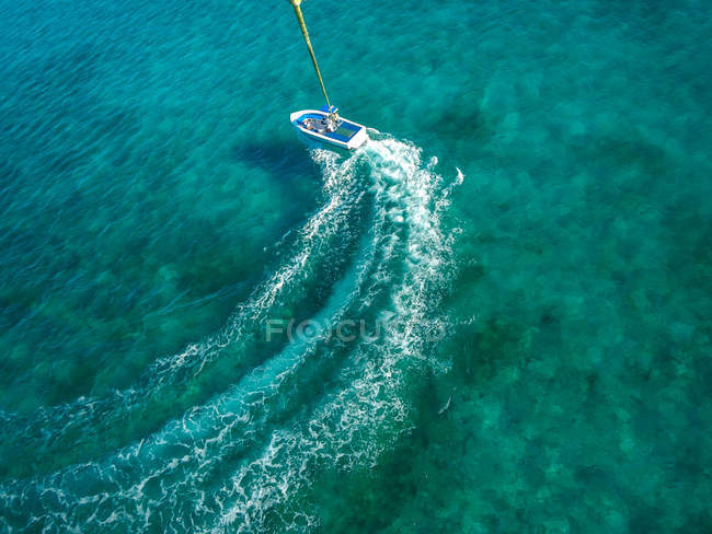 Schnellboot dreht sich in blauem Ozeanwasser, Blick aus dem hohen Winkel — Stockfoto