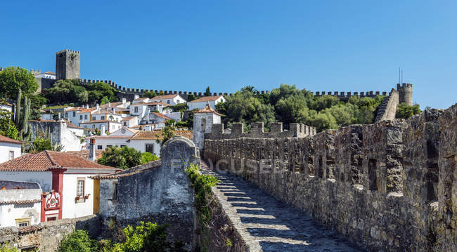 Passerelle en pierre et ancien paysage urbain d'Obidos, Leiria, Portugal — Photo de stock