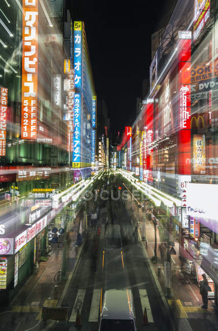 Señales de calle de la ciudad de Tokio iluminando por la noche, Tokio, Japón - foto de stock
