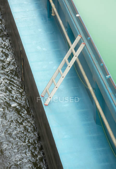 Vista ad alto angolo della scala sul ponte delle navi da carico — Foto stock