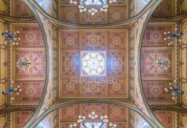 Декоративный потолок уличной синагоги Фафани, Будапешт, Венгрия — стоковое фото