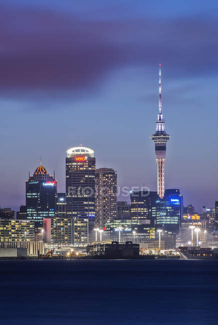 Skyline di Auckland illuminato di notte, Nuova Zelanda — Foto stock