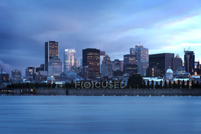 Montreal city skyline am waterfront, quebec, canada — Stockfoto