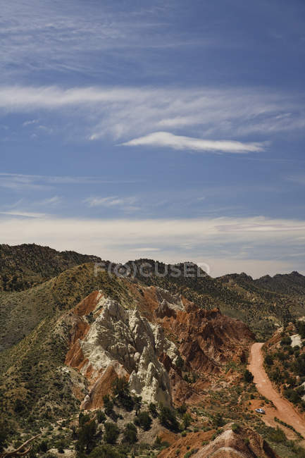 Road in rock formations, Grand Staircase Escalante, Utah, Estados Unidos - foto de stock