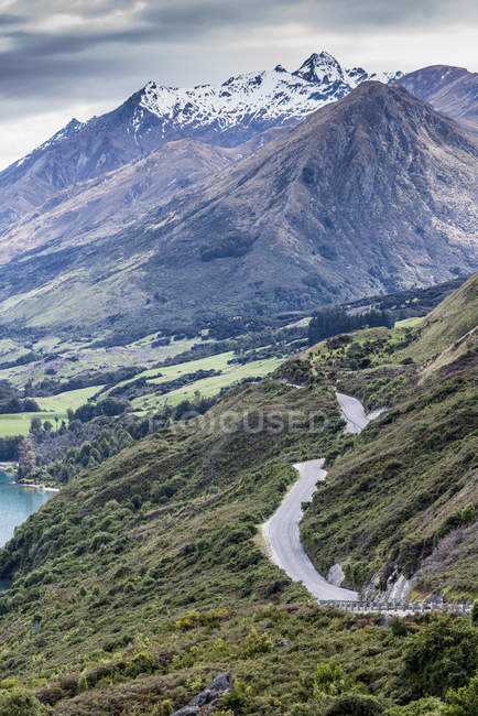 Vista aérea de la carretera de montaña, Lago Wanaka, Nueva Zelanda - foto de stock