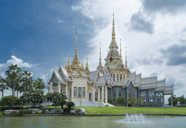Templo y estanque ordenado, Sikhiu, Nakhon Ratchasima, Tailandia. - foto de stock