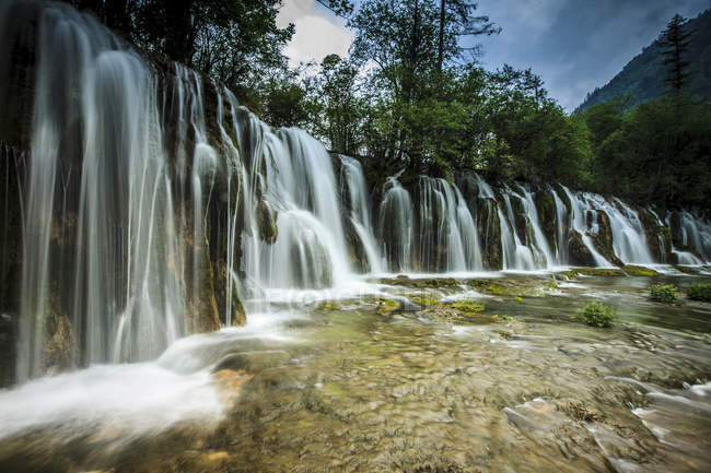 Belle cascade dans le paysage rural — Photo de stock