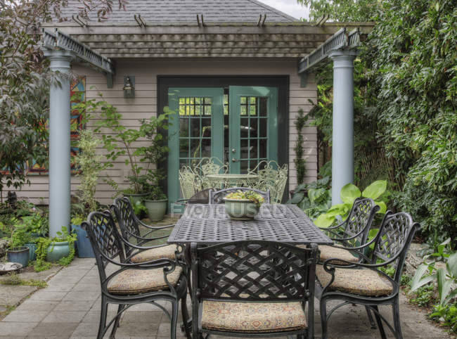 Tavoli e sedie nel giardino sul retro di Snohomish, Washington, USA — Foto stock