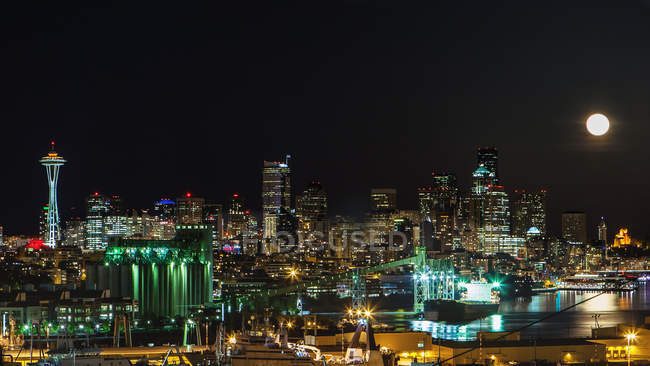 Seattle Skyline leuchtet nachts bei Vollmond am Himmel, washington, USA — Stockfoto