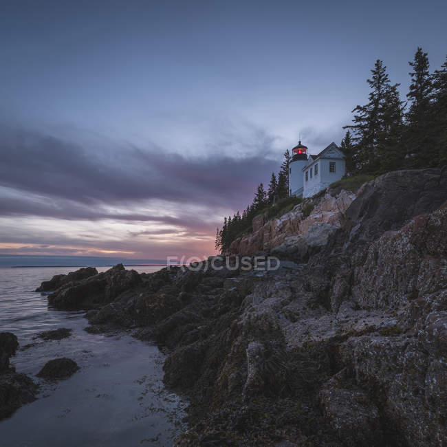 Lighthouse on cliffs near ocean at sunset, Acadia National Park, Maine, United States — Stock Photo