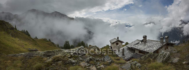 Steinhäuser in der Nähe von mt blanc trail, bertone hütte, italien — Stockfoto