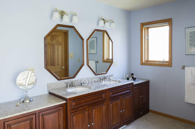 Sinks and mirrors in master bathroom — Stock Photo