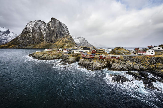 Montagne innevate con vista sulla costa rocciosa, Reine, Isole Lofoten, Norvegia — Foto stock