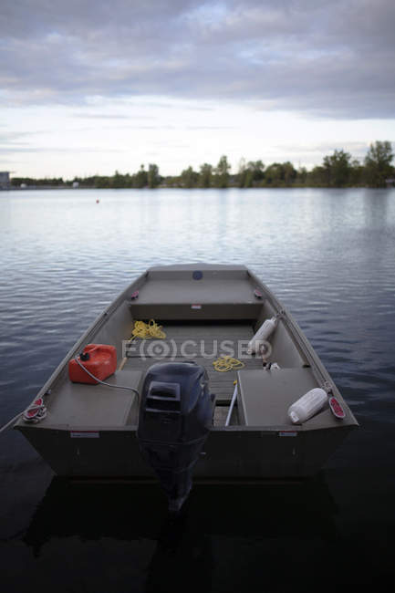 Риболовецьке судно на спокійній річці води — стокове фото
