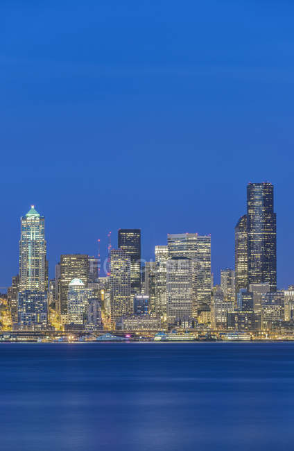 Сценарий городского неба, освещённый ночью, Сиэтл, Вашингтон, США — стоковое фото
