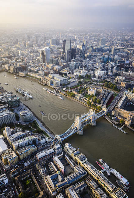 Vista aérea del paisaje urbano de Londres, Tower Bridge y el río, Inglaterra - foto de stock