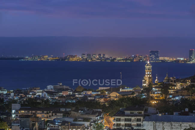 Vista aérea da paisagem urbana iluminada e do horizonte ao entardecer, Puerto Vallarta, México — Fotografia de Stock