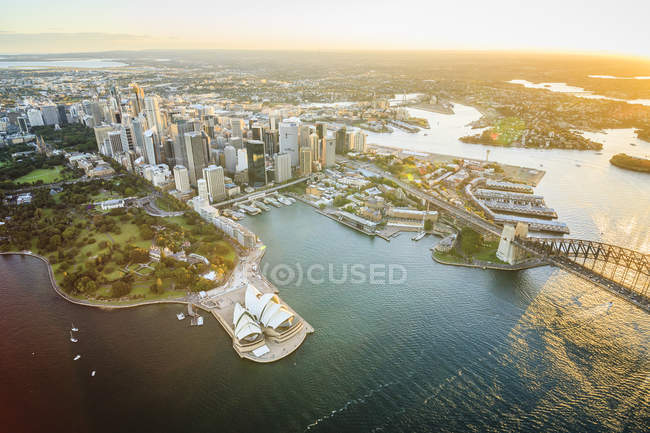 Vue aérienne de l'opéra et du pont de Sydney à Sydney, Australie — Photo de stock